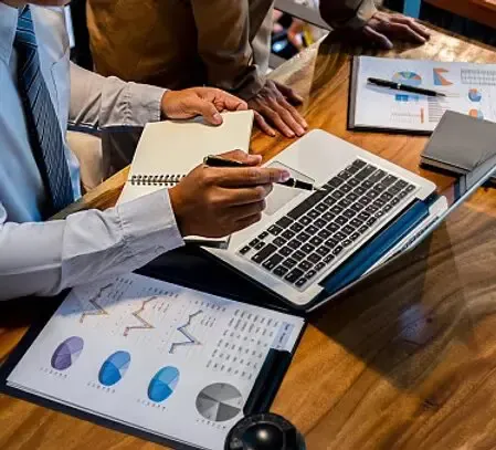 se faire certifier iso 9001 - homme montrant un ordinateur - Capcert