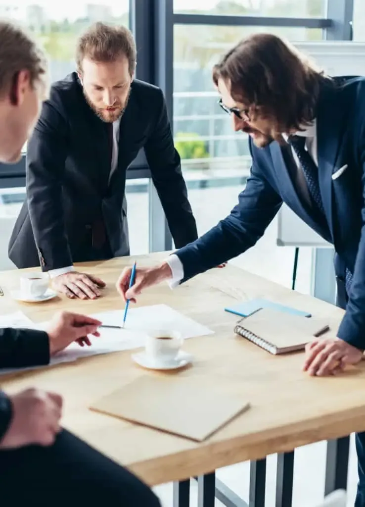 Avantages certification - Mains montrant une feuille - Capcertification