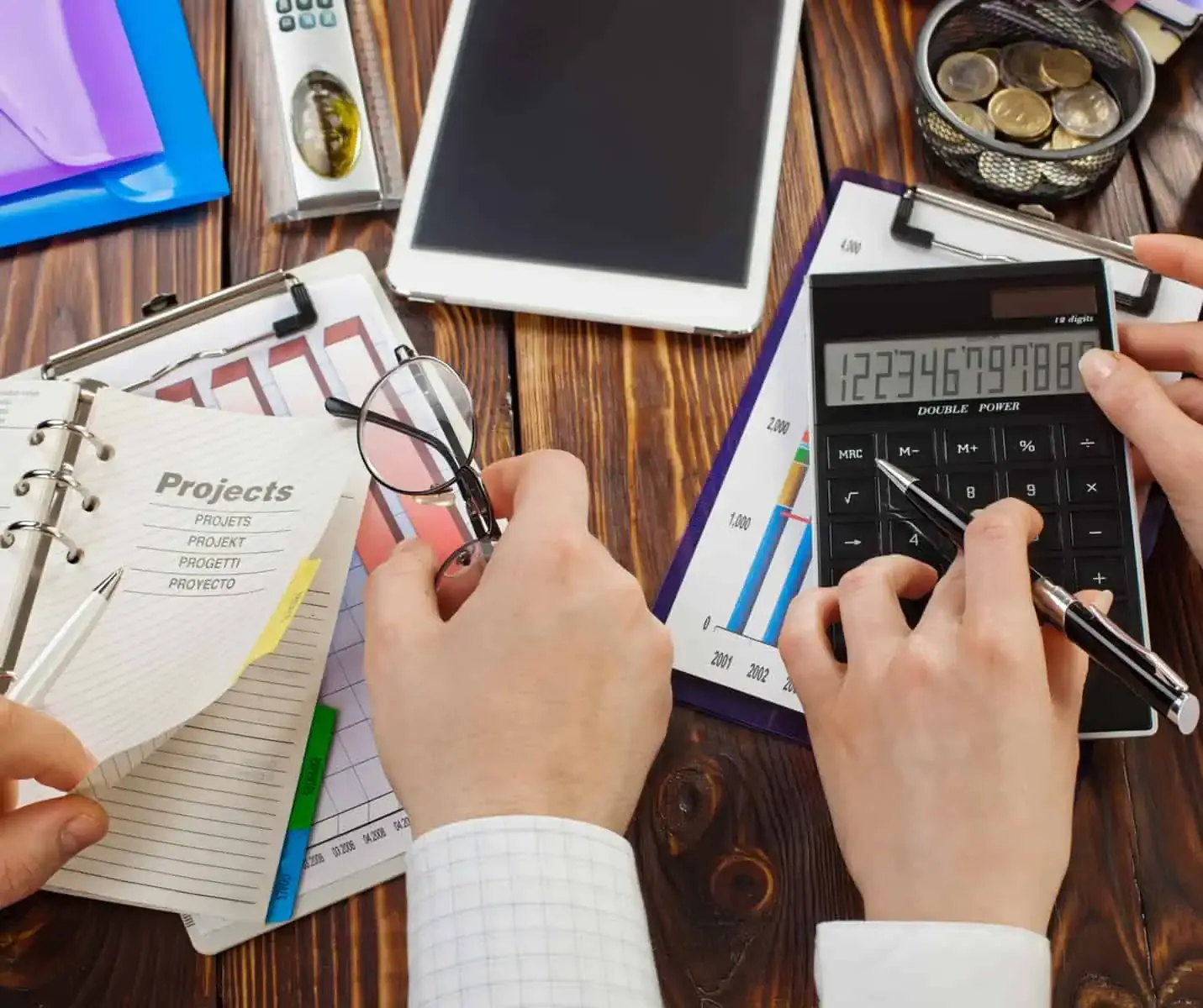 Tarif certification - Hommes qui analysent et font des calculs sur leur projet - Capcertification