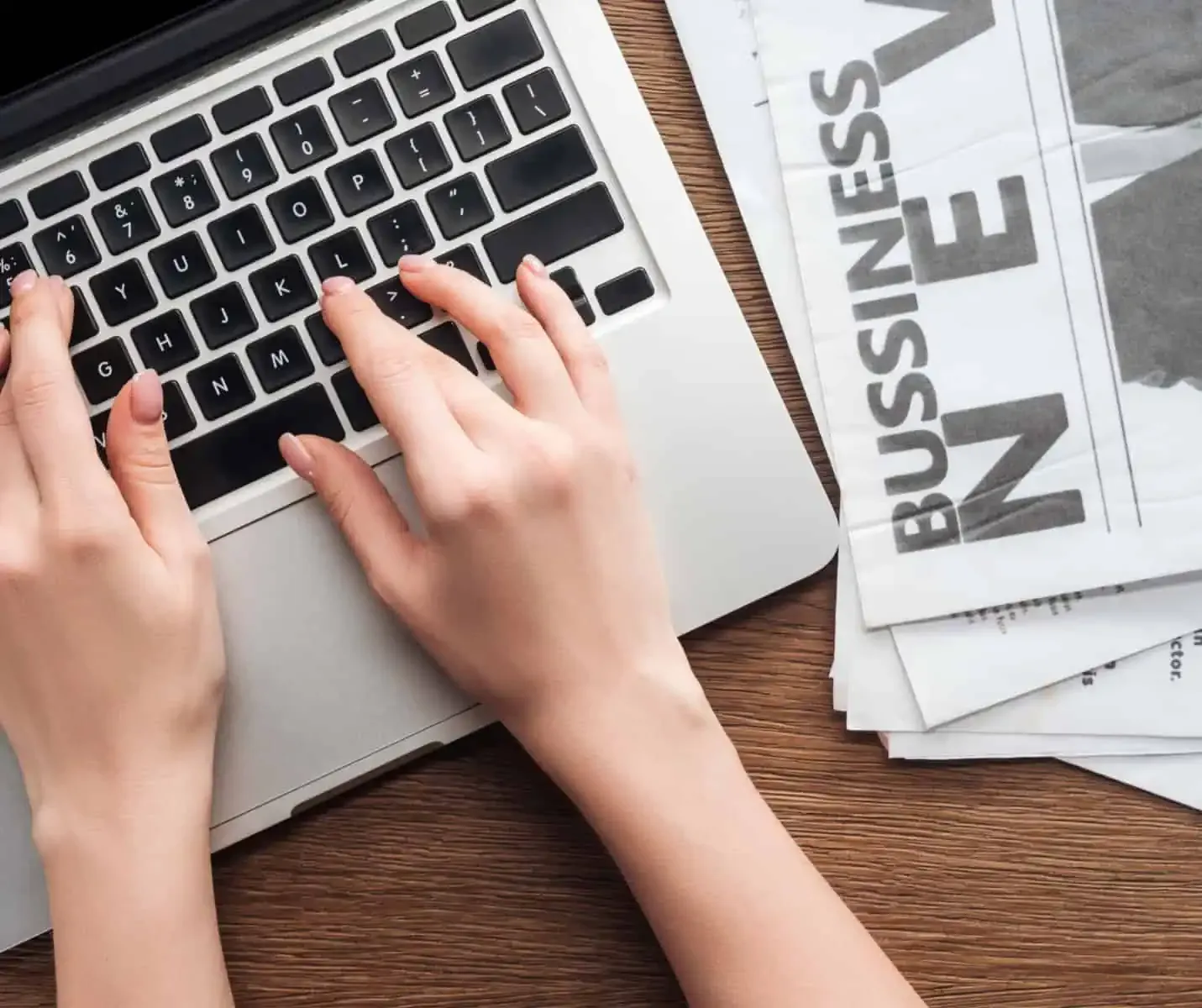 Actualités RSE – Femme qui tape sur internet a côté d'un journal actualité – Capcertification