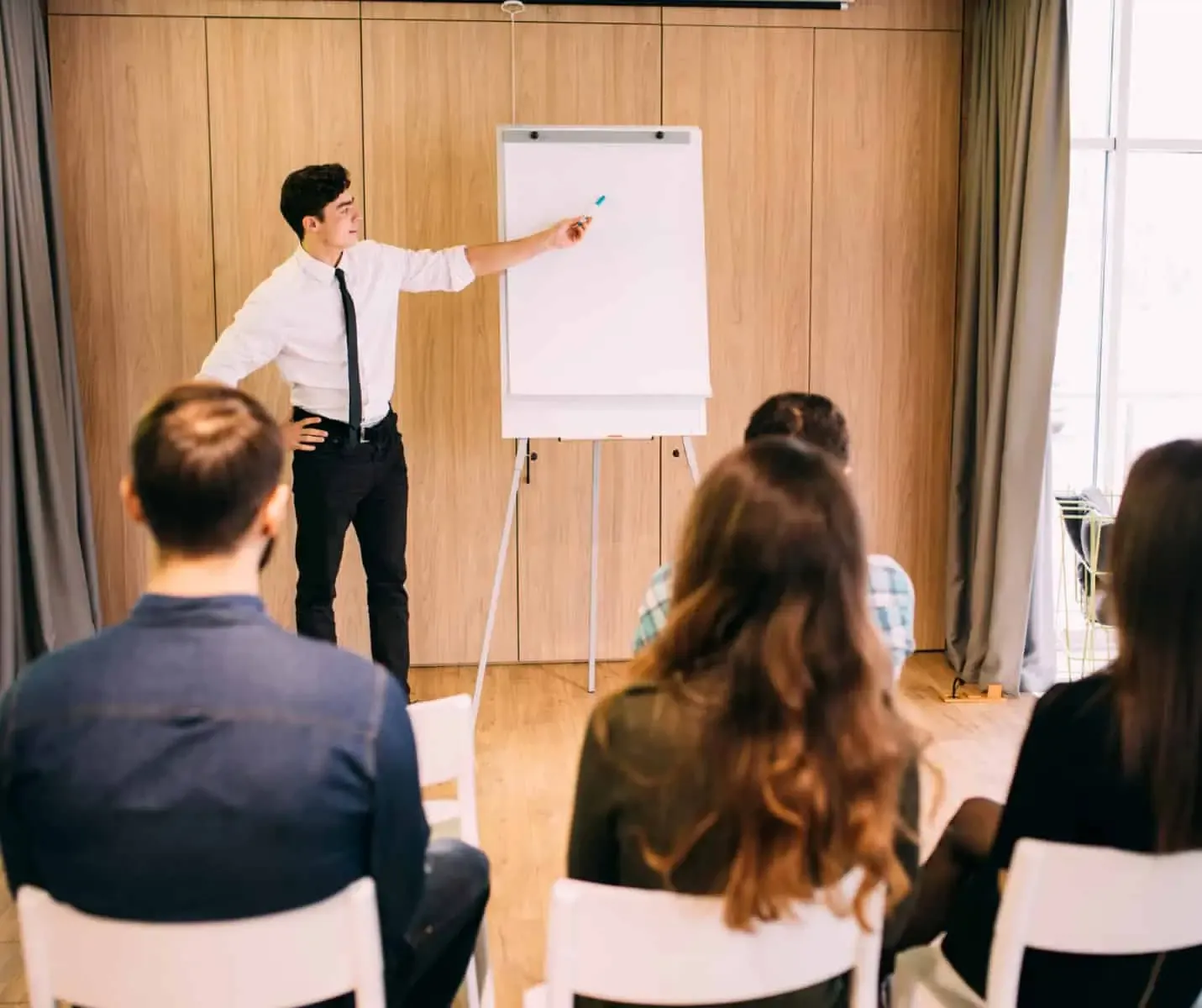 Approche capcert - Homme qui forme des personnes au tableau - Capcertification