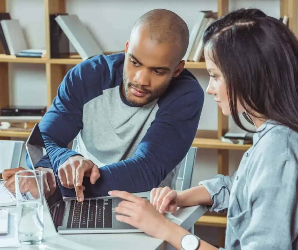 Qualiopi – Homme qui forme une femme – Capcertification