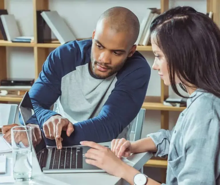 Qualiopi – Homme qui forme une femme – Capcertification