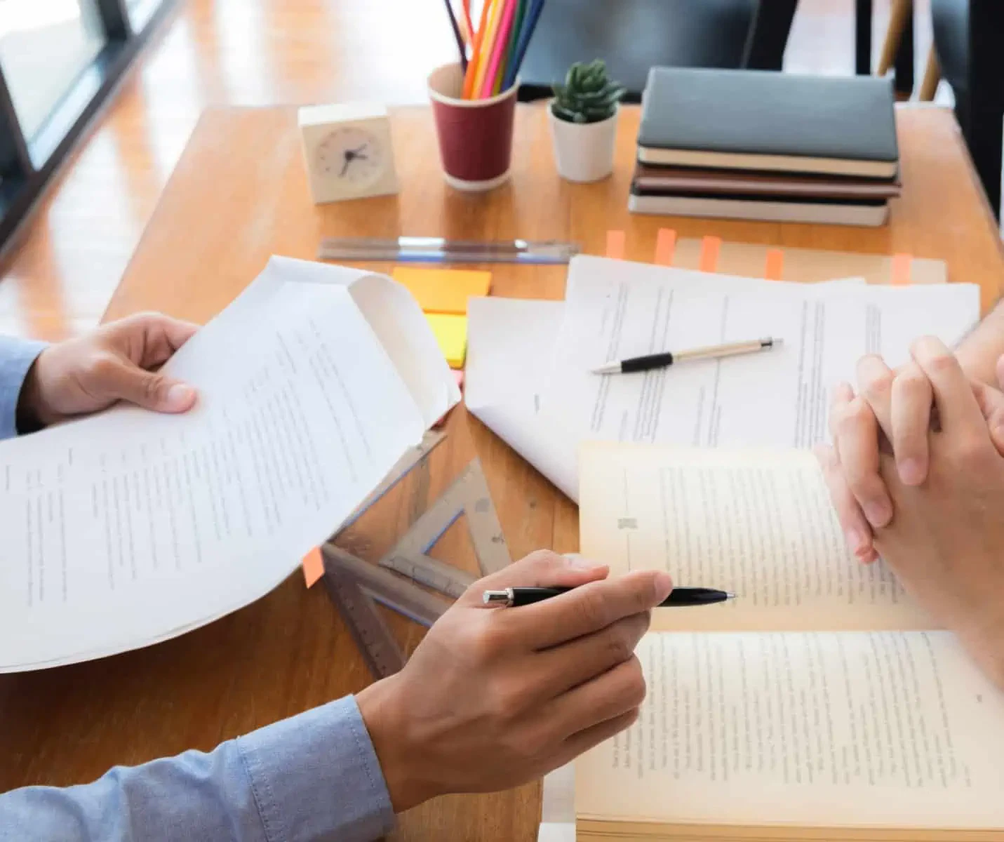 cout certification qualiopi - main montrant un document - Capcert