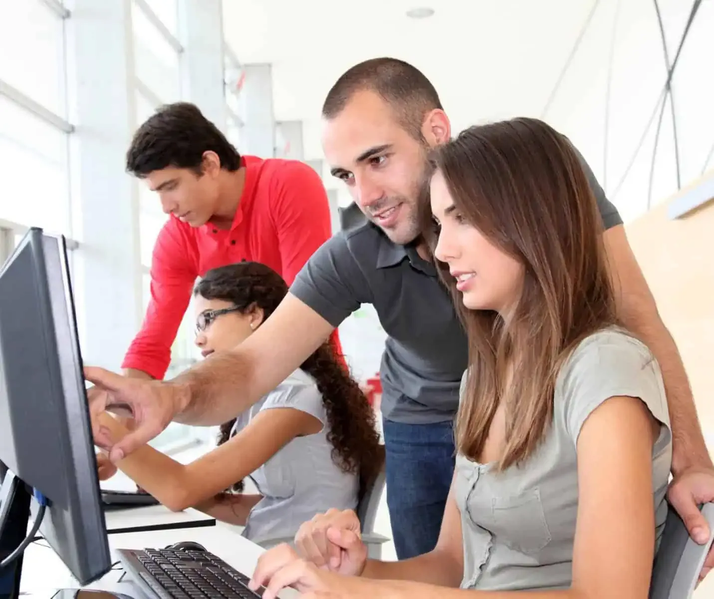 faire evaluer sa rse - 1 homme et 1 femme regardant un écran - capcert