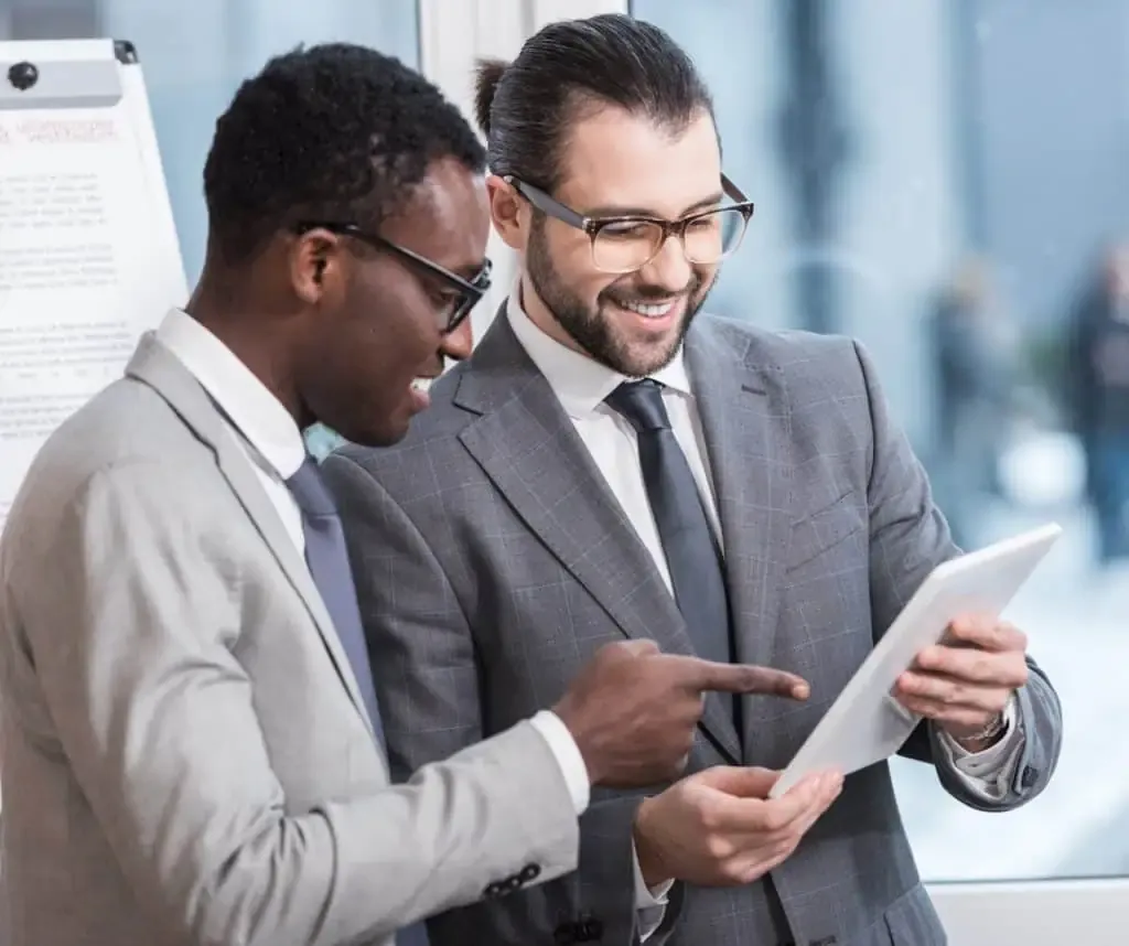 se faire certifier qualiopi - 2 personnes en discussion - Capcert