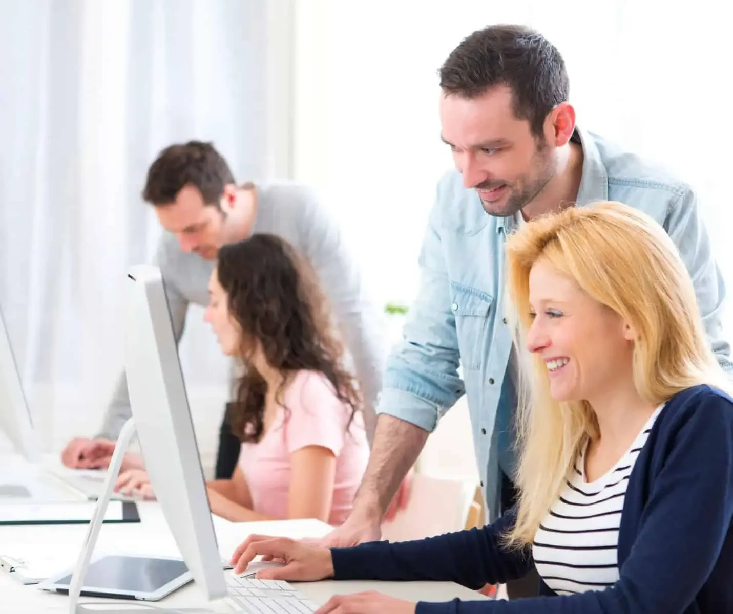 Formation Iso 9001 - Hommes qui expliquent aux femmes sur ordinateur - Capcertification