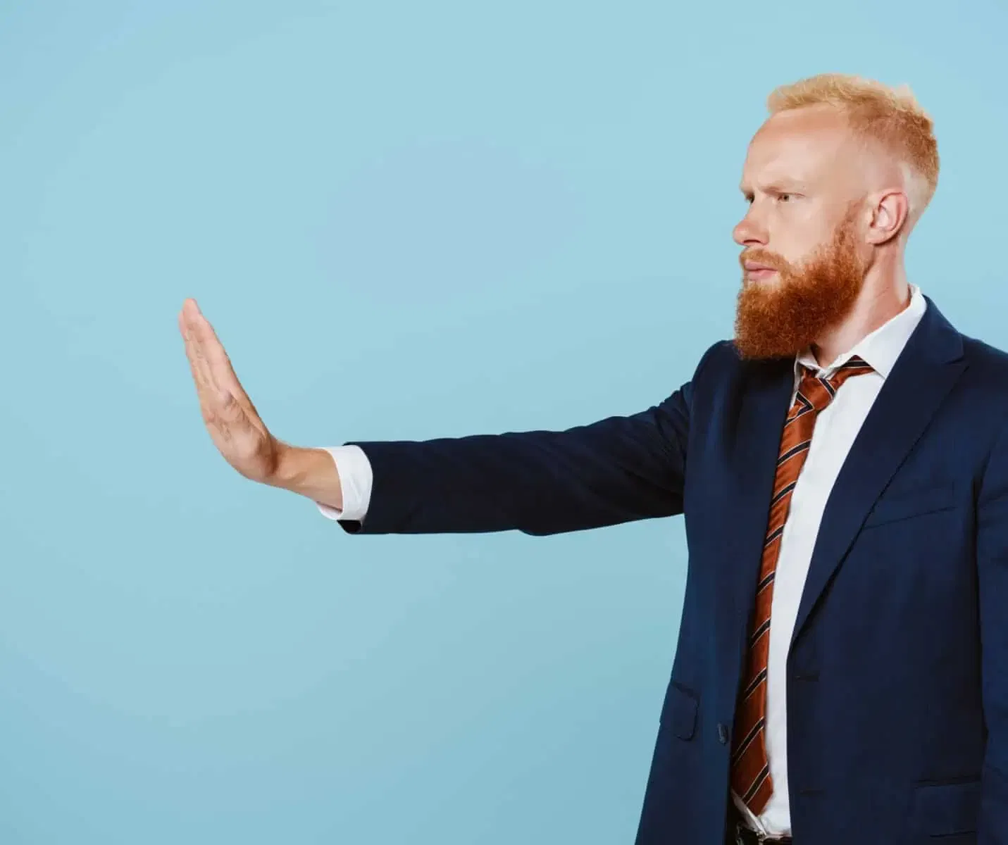 Prérequis ISO 14001- Homme qui fait stop - Capcertification