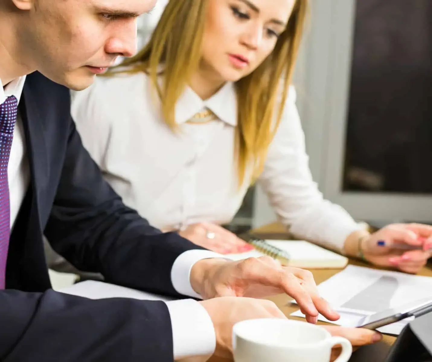 se faire certifier iso 13485 - 1 homme et 1 femme collaborant - capcert