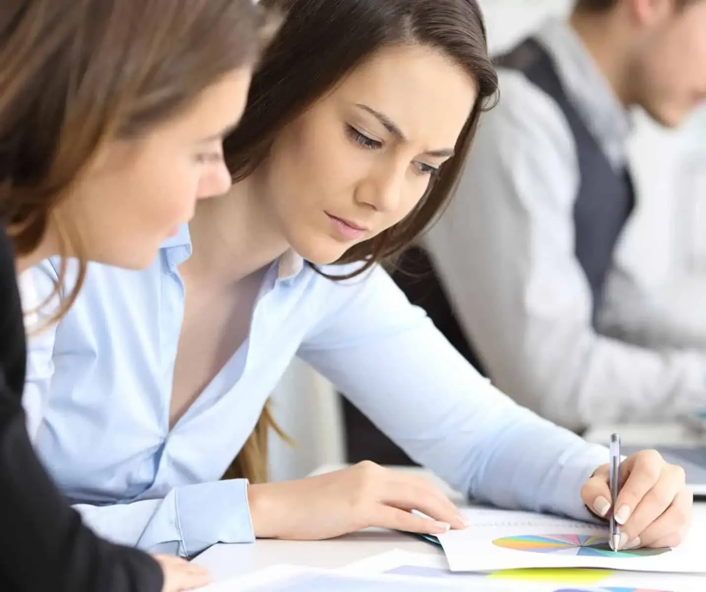 se faire certifier iso 45001 - 2 femmes regardant un document - capcert