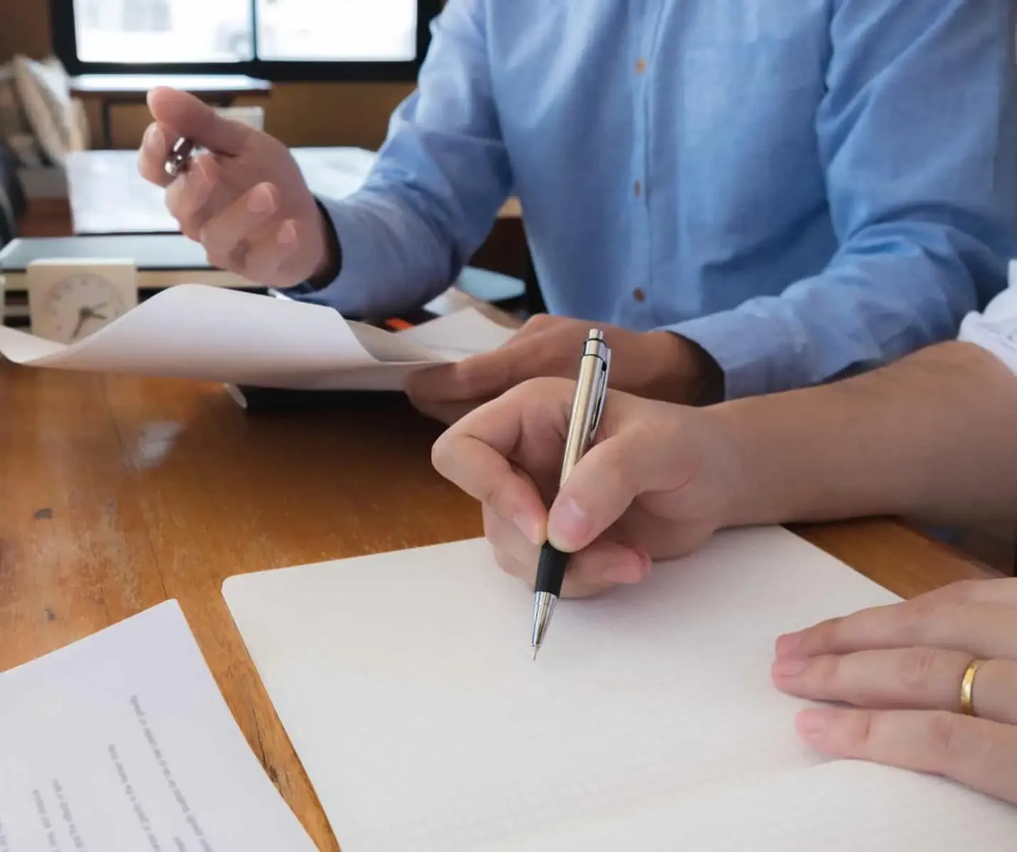 Tarif ISO 13485 – Homme et femme qui écrivent sur un cahier – Capcertification