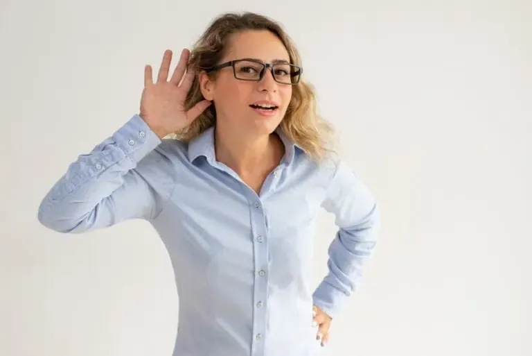 comment devenir auditeur qualiopi femme prêtant l'oreille capcert