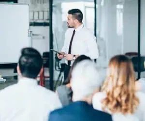 comprendre l'audit qualiopi homme au tableau capcert