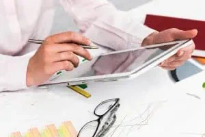 comprendre l'audit qualiopi homme avec tablette capcert