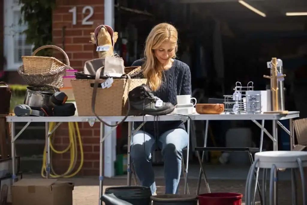 vue de face femme a la vente de garage (1)